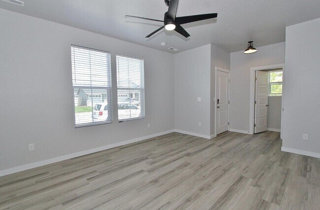 Building Photo - Clean Home in Quiet Neighborhood