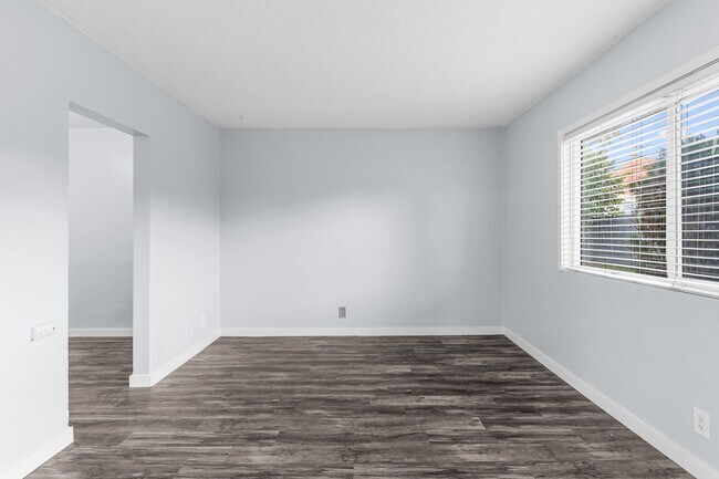 Interior Photo - 925 E 19th St