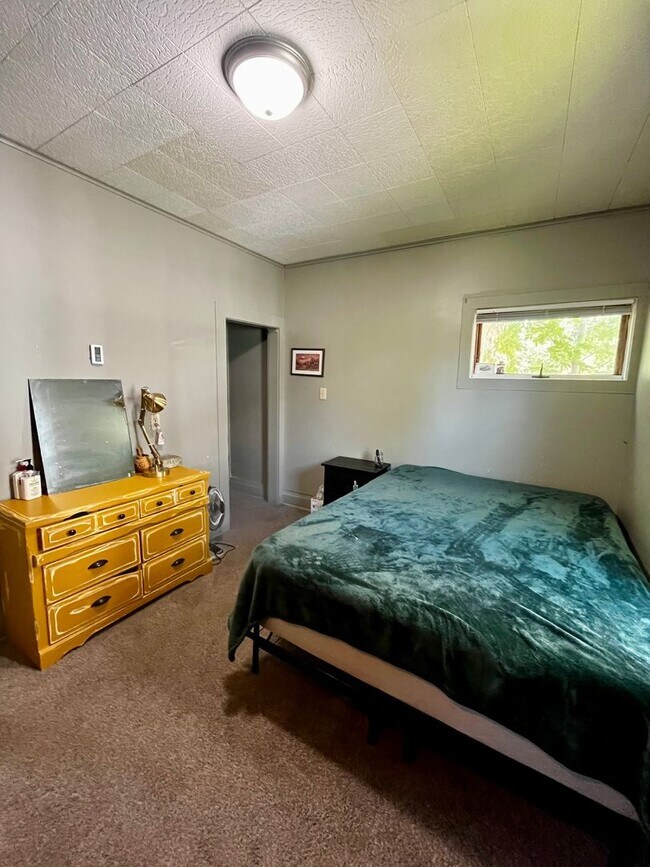 Building Photo - Amazing Downtown Location - 3 BR Home just...