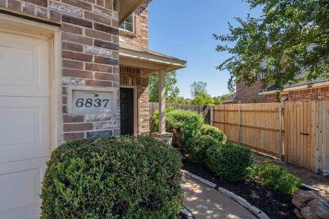 Foto del edificio - 6837 Waterhill Ln