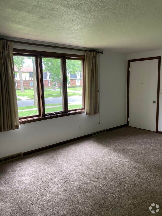 Building Photo - 182 Denrose Dr