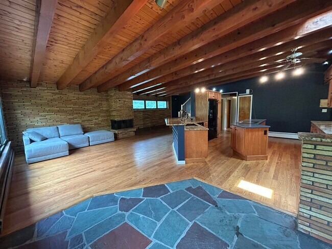 Building Photo - 2021 River Rd