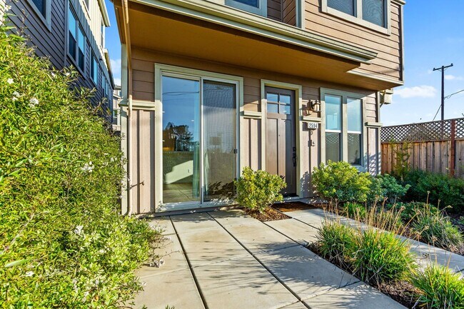 Building Photo - 2 bed 2.5 bath + Bonus room Newer Construc...