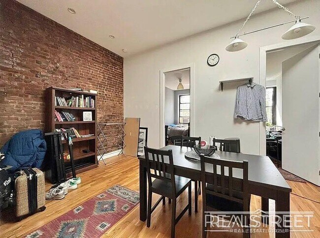 Foto del edificio - Gorgeous 3 Bedroom with private Garden in Prime Bushwick!