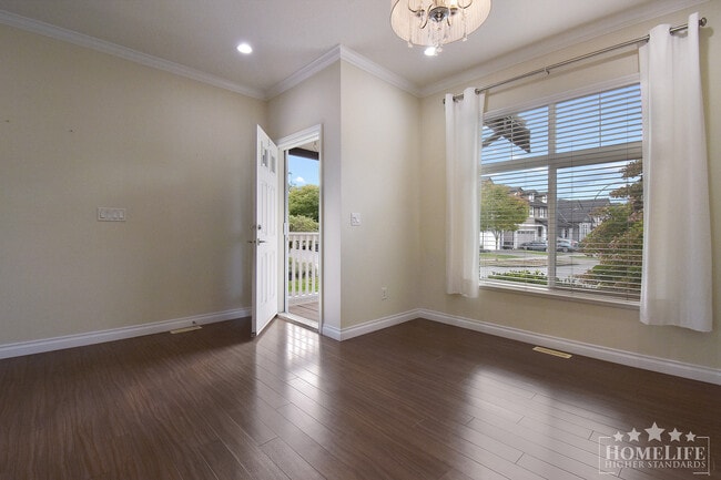 Photo du bâtiment - Stunning 5-Bed, 4-Bath Home with Dual Kitc...