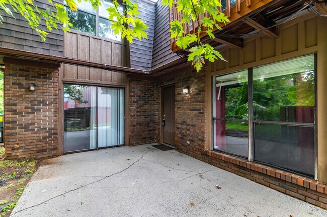Foto del edificio - 9124 Woodpark Ln NW