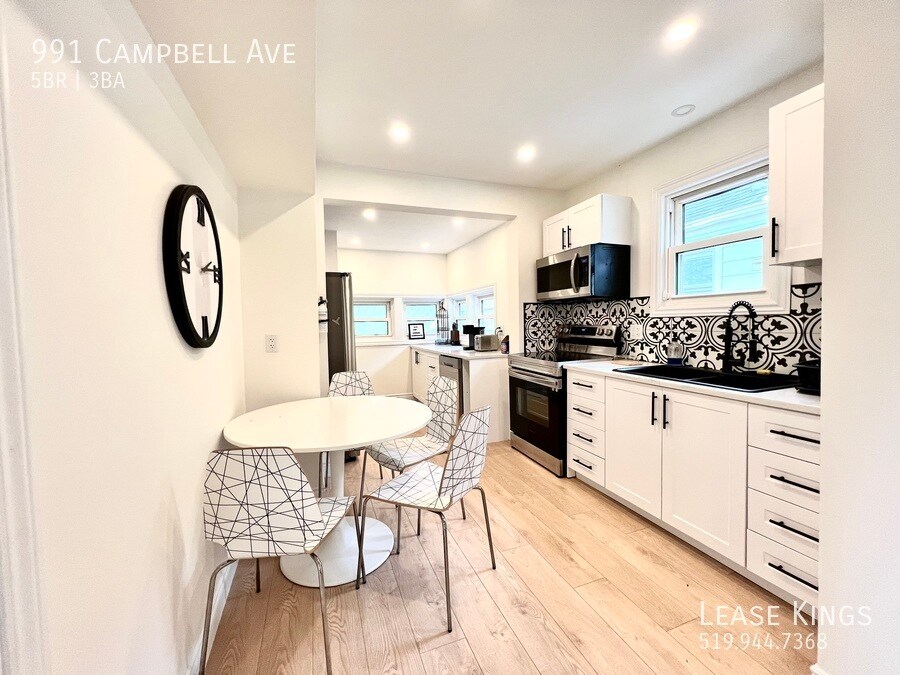 Primary Photo - 5 Bed 3 Bath Newly Renovated House Close t...