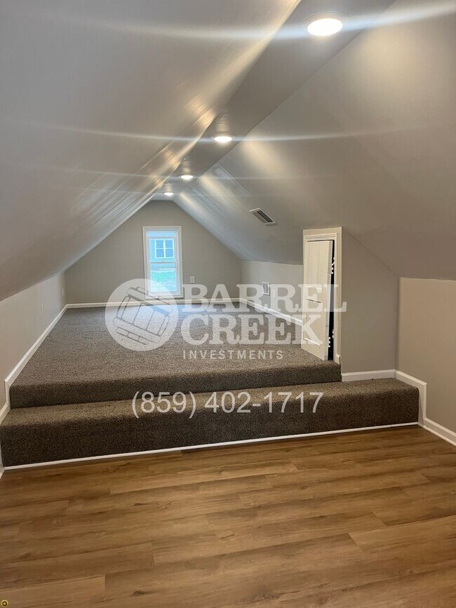 Foto del edificio - 2-Bed 1-Bath House + Large Storage Garage