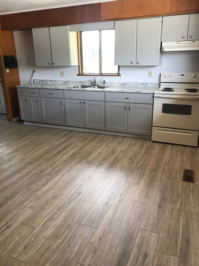 kitchen - 1070 Pittsburgh Rd