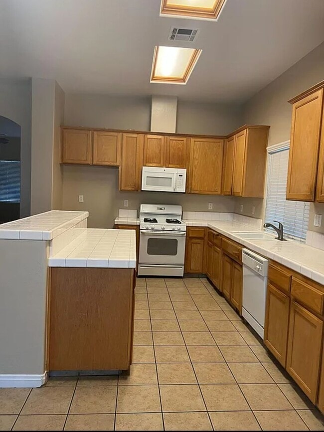 Building Photo - SW Beautiful Home for Rent