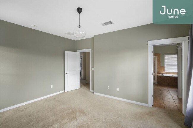 Building Photo - Queen room in 5-bed/2.5-bath Home