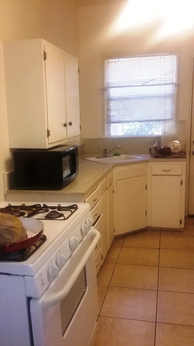 Cocina del apartamento con frente A - 806 E Main St
