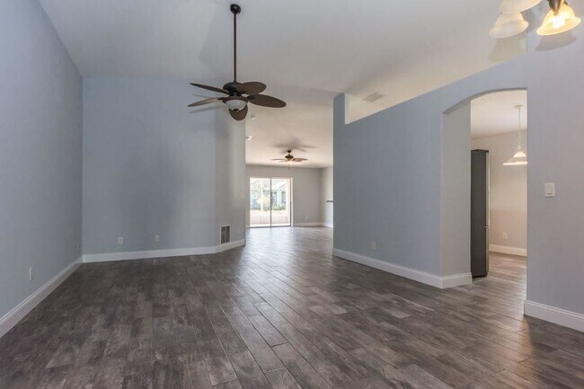 Building Photo - 868 Greenleaf Cir