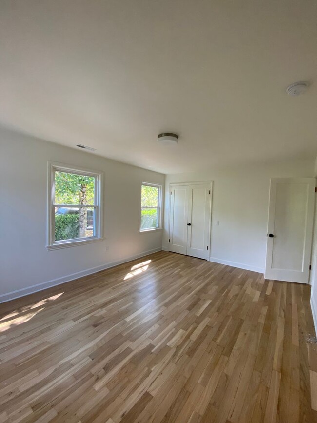 Building Photo - Remodeled Seattle Home on a corner lot, Av...