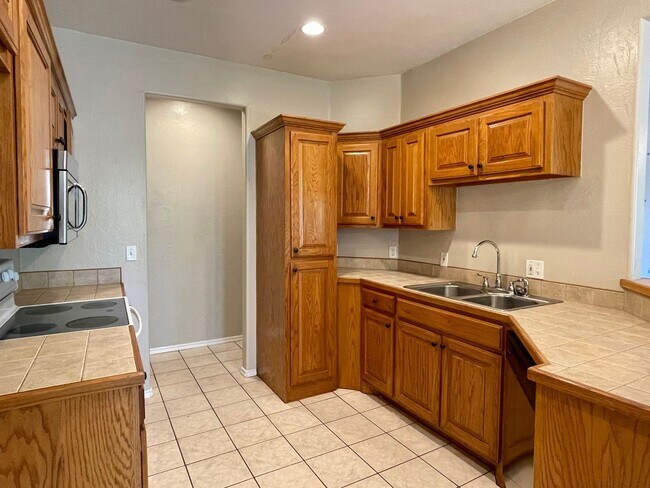 Foto del edificio - 3 bed, 2 Bath Yukon Home in Piedmont Schools