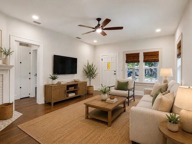 Building Photo - Charming Renovated Vintage Cottage in St. Pete