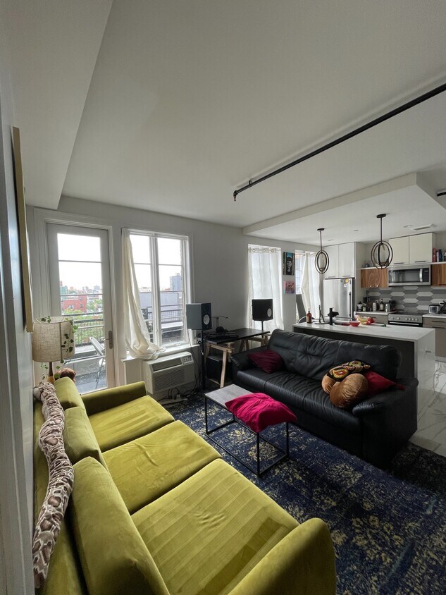 Foto principal - 987 Willoughby Ave