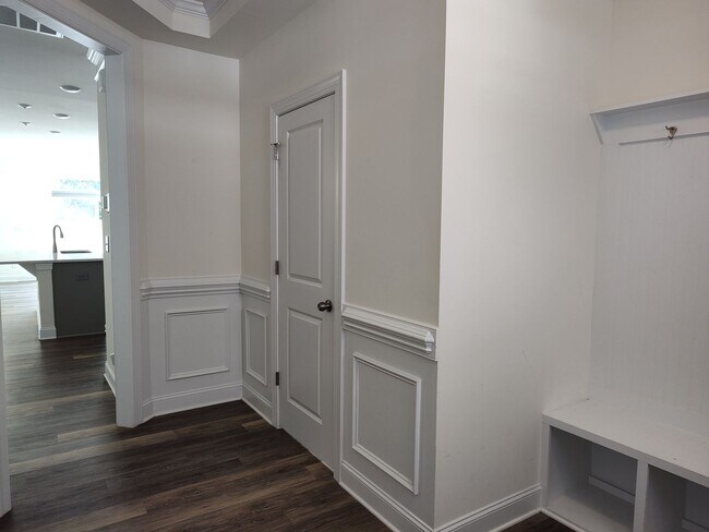 Building Photo - Charming End Unit Townhome located in the ...