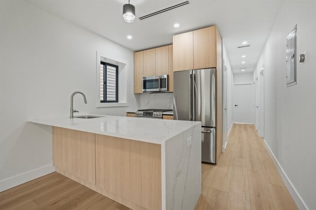 Building Photo - 31 W 46th St