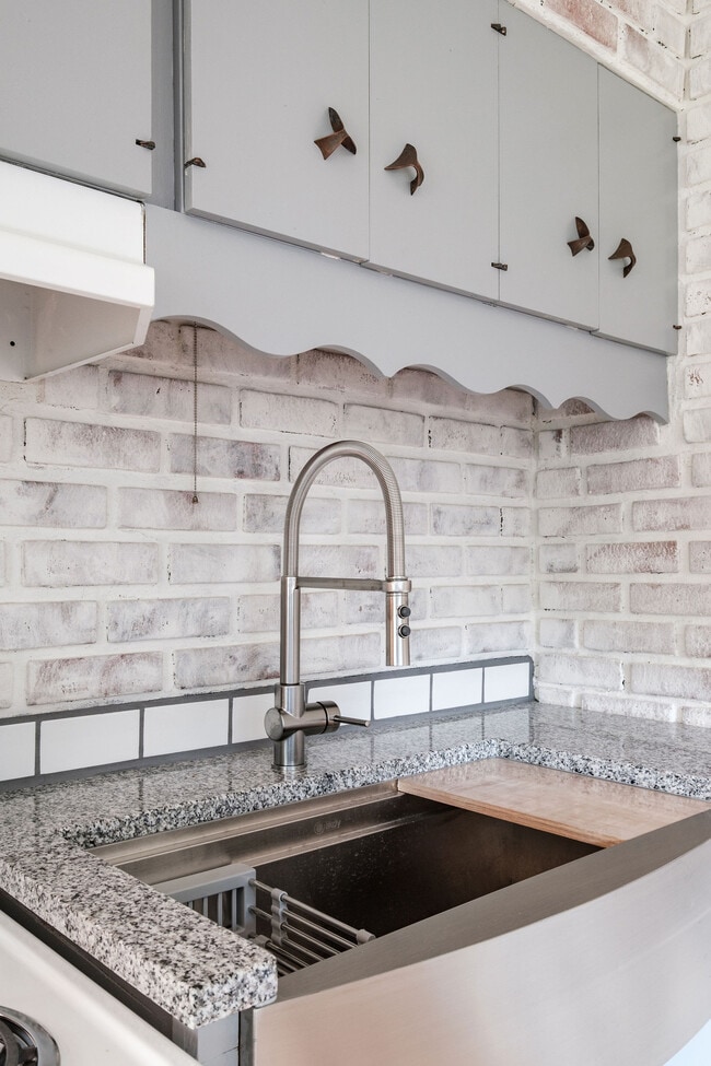 Stainless steel farmhouse sink - 2016 Selby Ave