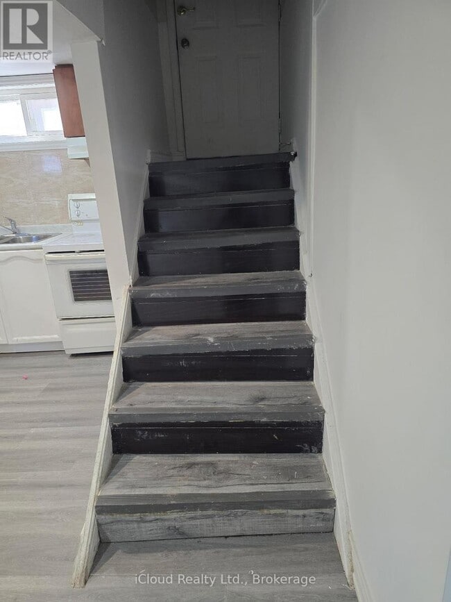 Building Photo - 8 York St