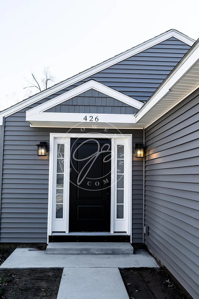 Foto del edificio - FULLY RENOVATED HOME NEAR DOWNTOWN PERRYSBURG | 3 BED | 2.5 CAR GARAGE | FENCED YARD