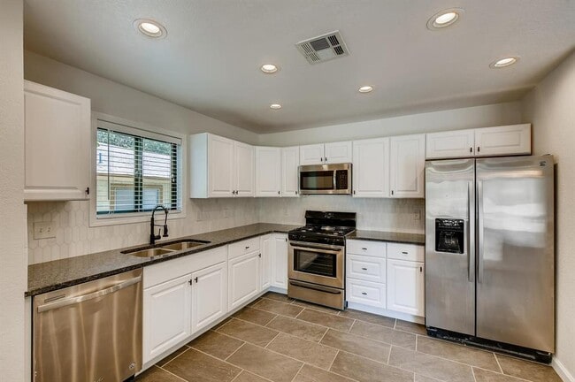 Building Photo - 7606 Scenic Brook Dr
