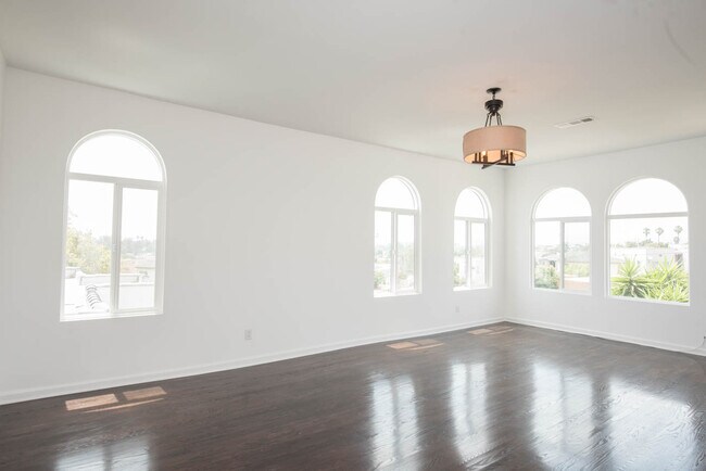 Building Photo - 2104 S Palm Grove Ave