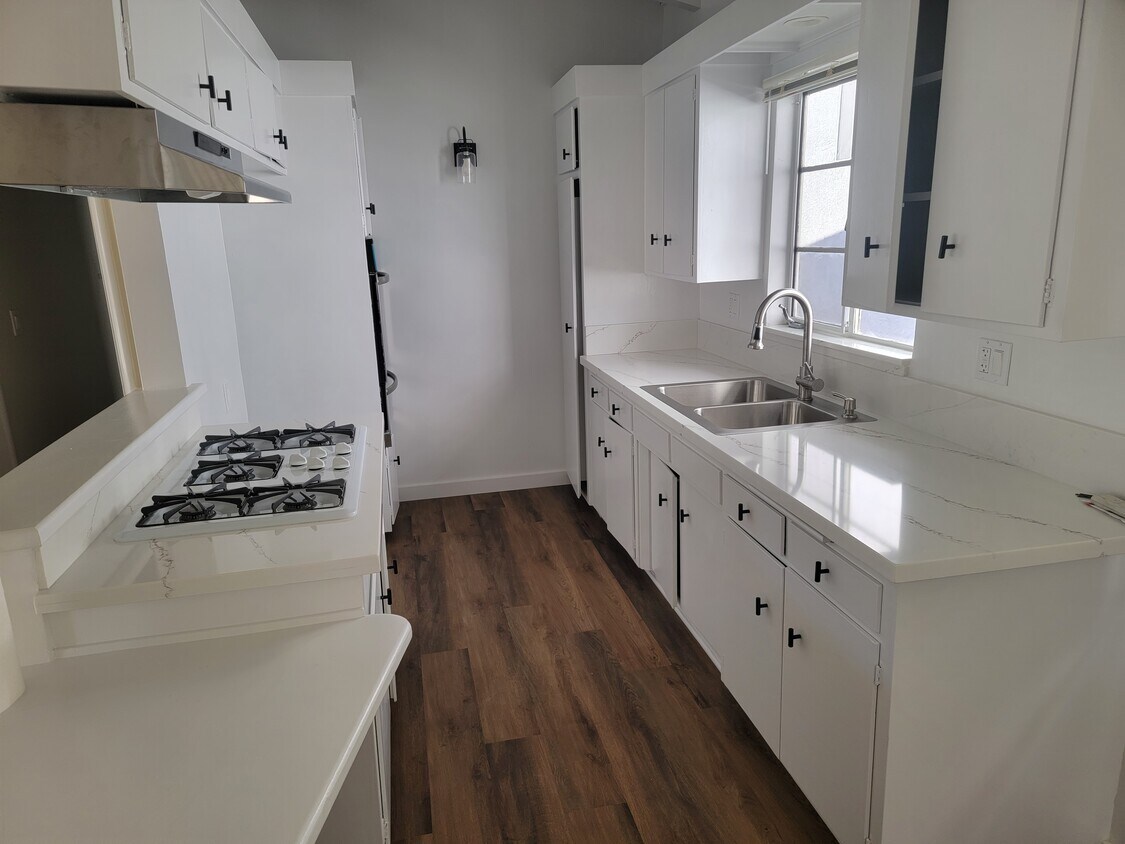 Primary Photo - 13933 Moorpark St