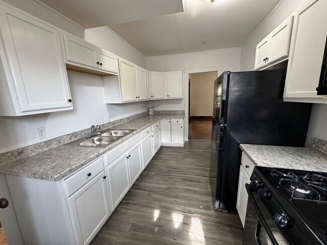 Foto del edificio - 4 bedroom 1.5 bath Home in Moline