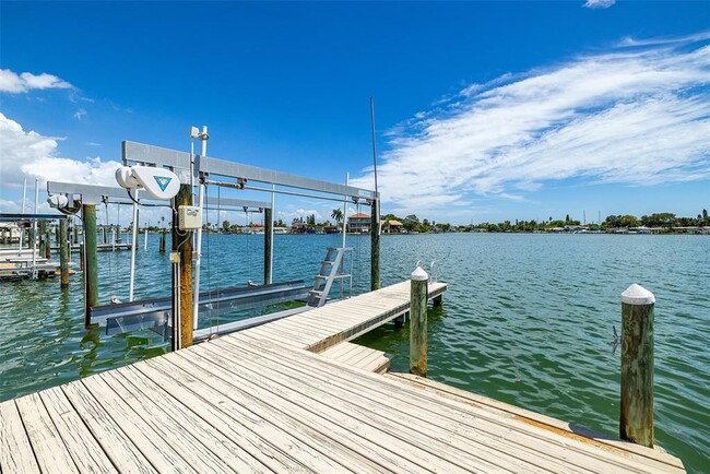 Foto del edificio - 821 Bay Point Dr