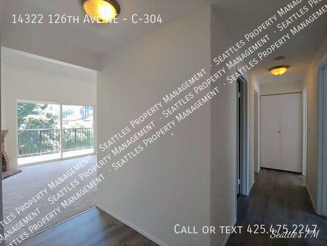 Building Photo - Top Floor 2 Bedroom Condo- with Vaulted Ce...
