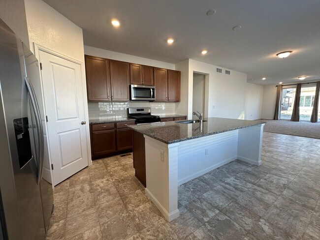 Foto del edificio - Spacious and Updated 3 Bedroom Home with Attached Garage in Longmont Available for June!
