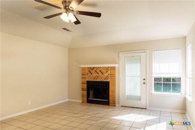 Foto del edificio - 2402 Lazy Ridge Dr