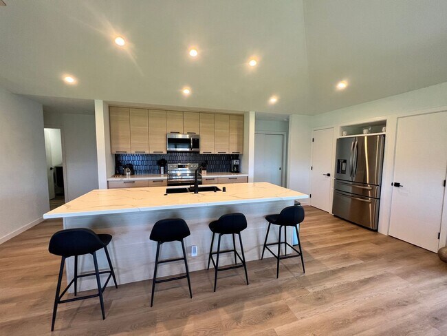 Building Photo - 3 Bedrooms ~ Fully Furnished with Ocean Views
