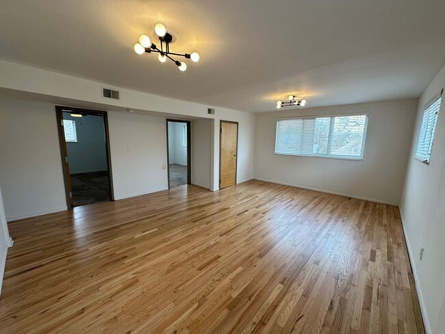 Building Photo - 153 E 12th Ave