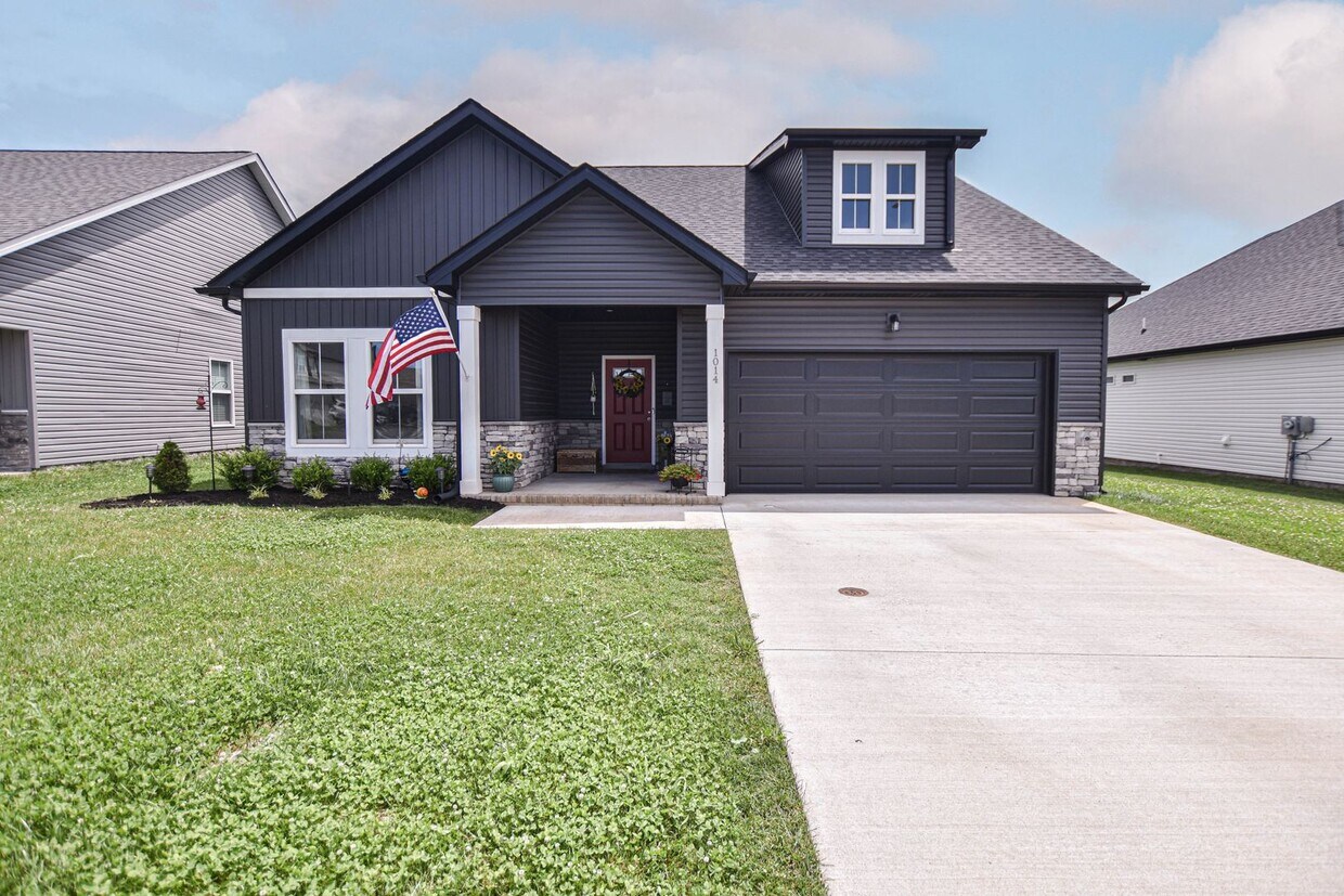 Primary Photo - Pet Friendly Three Bedroom with Bonus!