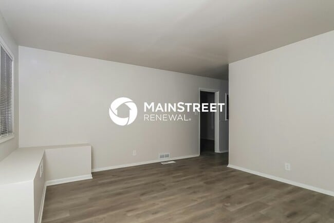 Foto del edificio - 3 Bedroom Pet-Friendly Home in Indianapolis, IN with Main Street Renewal