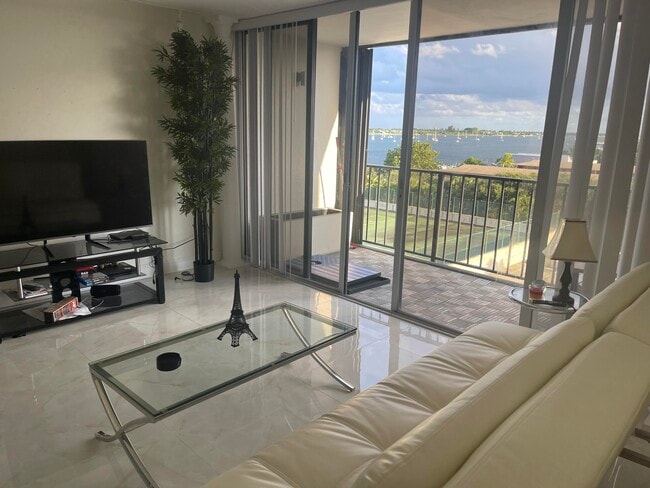 Foto del edificio - 5600 N Flagler Dr