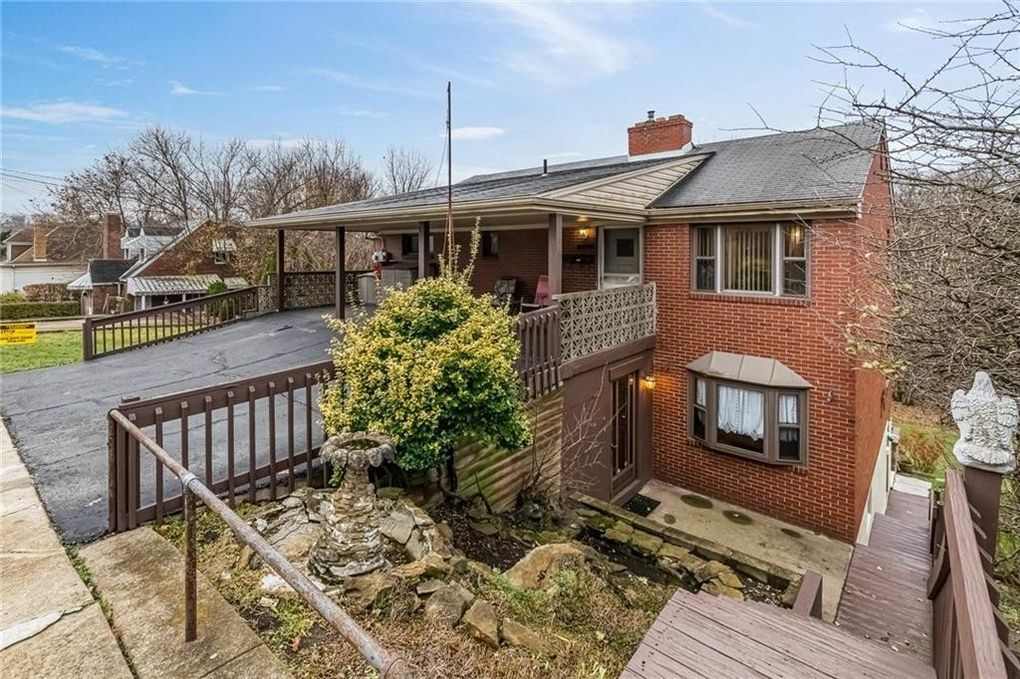 Front of House - 933 Center Ave