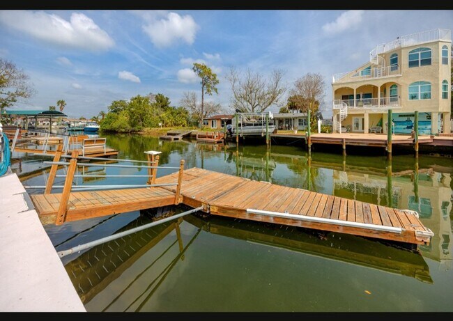 Building Photo - Adorable home For Rent on the Canal in Hudson