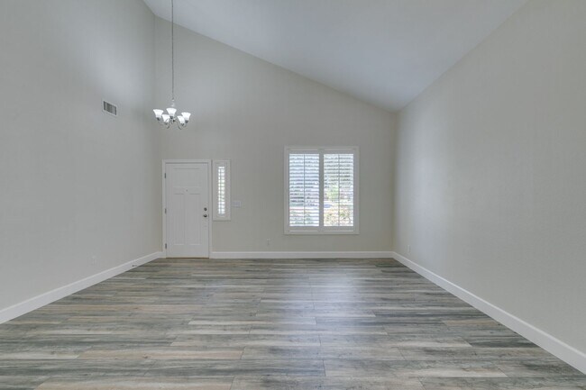 Foto del edificio - Warm Springs / N. Stephanie - 3 bedroom up...