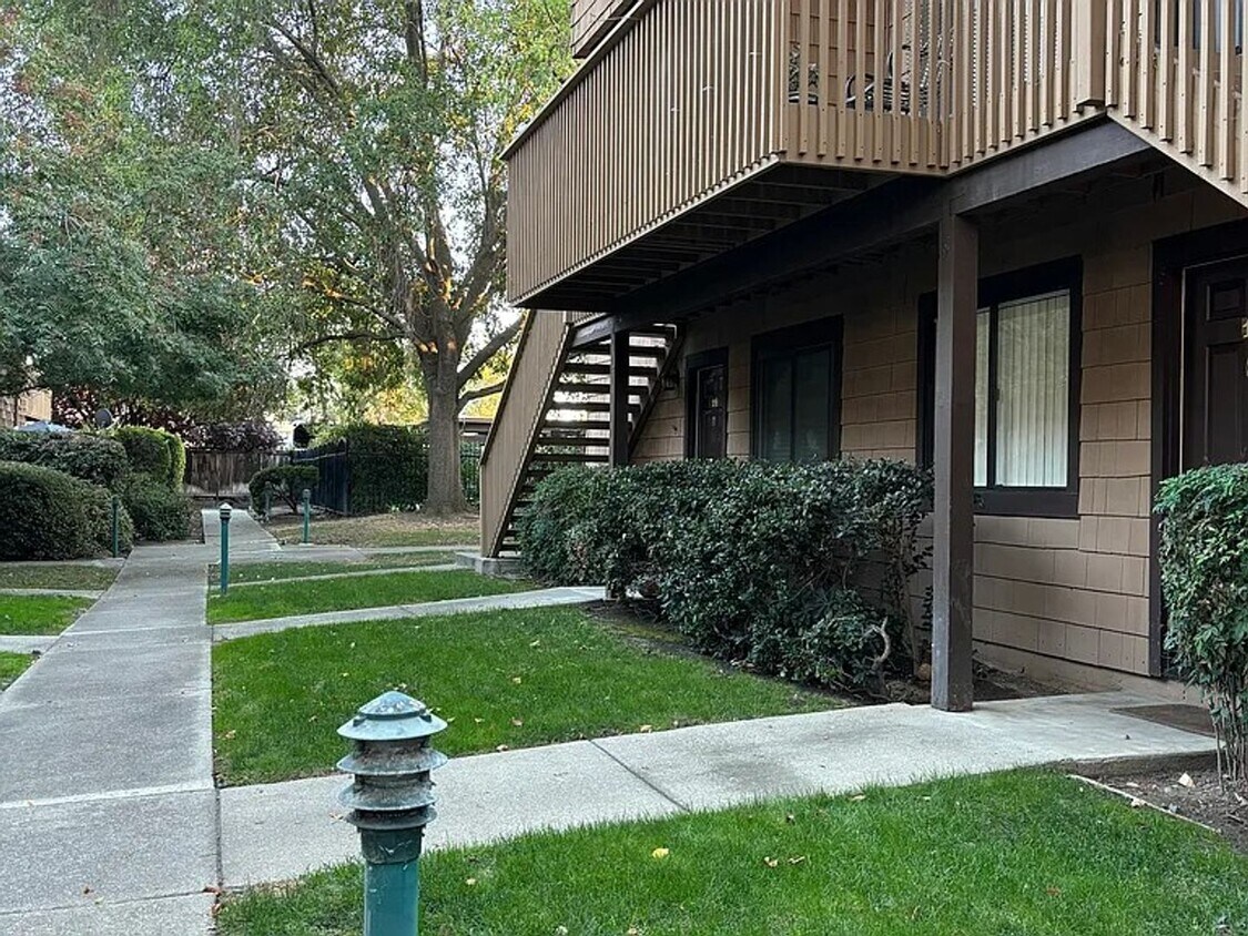 Building Photo - Charming Lower-Level 1 Bedroom, 1 Bath Condo for Rent