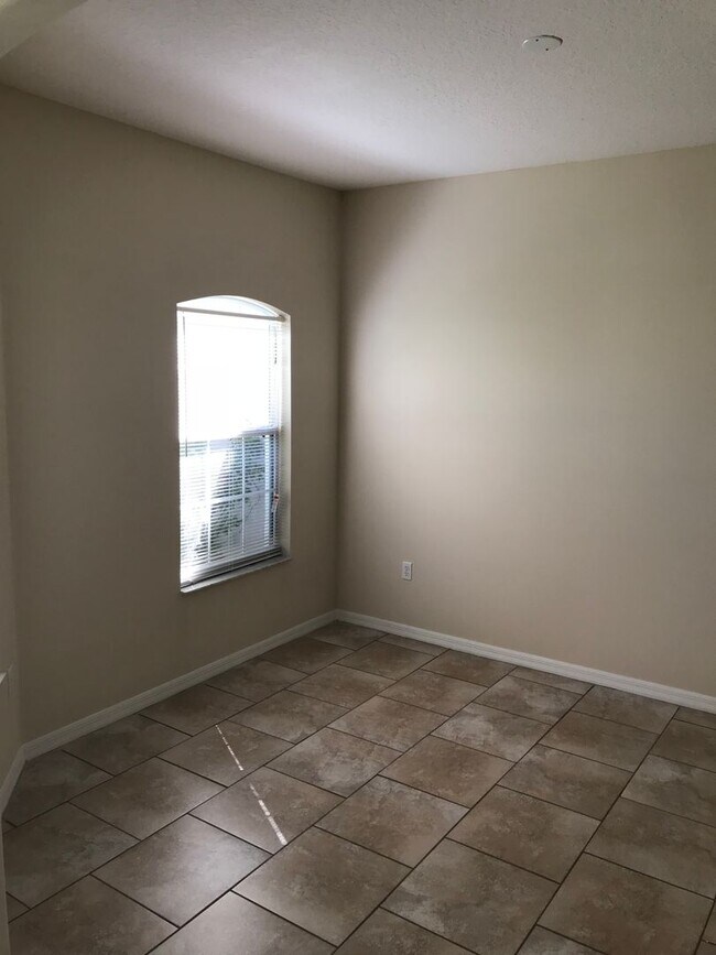 Foto del edificio - 4/2/2 With tiled flooring and screened in ...