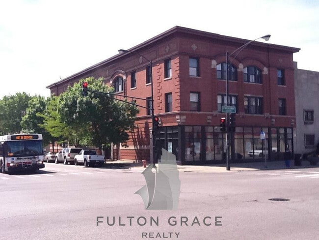 Building Photo - 1212 W Foster Ave