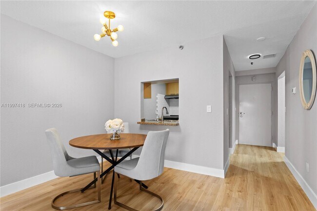Foto del edificio - 677 NE 24th St