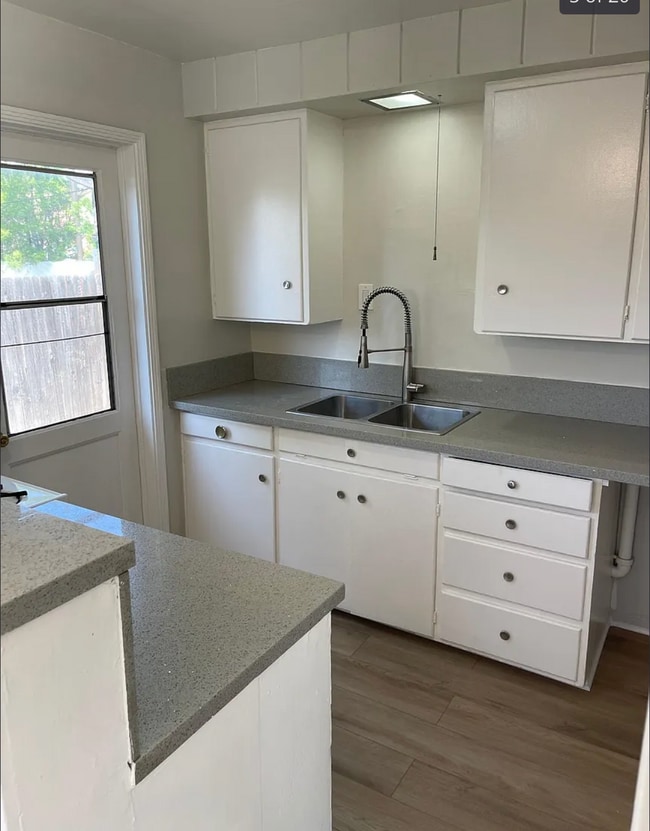 Foto del edificio - 555 S Indian Hill Blvd