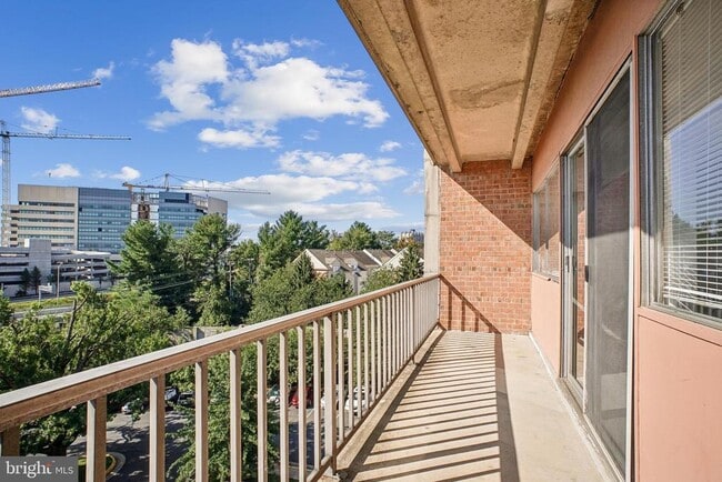 Building Photo - 5831 Quantrell Ave