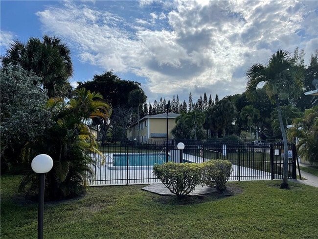 Building Photo - 550 SE 2nd Ave