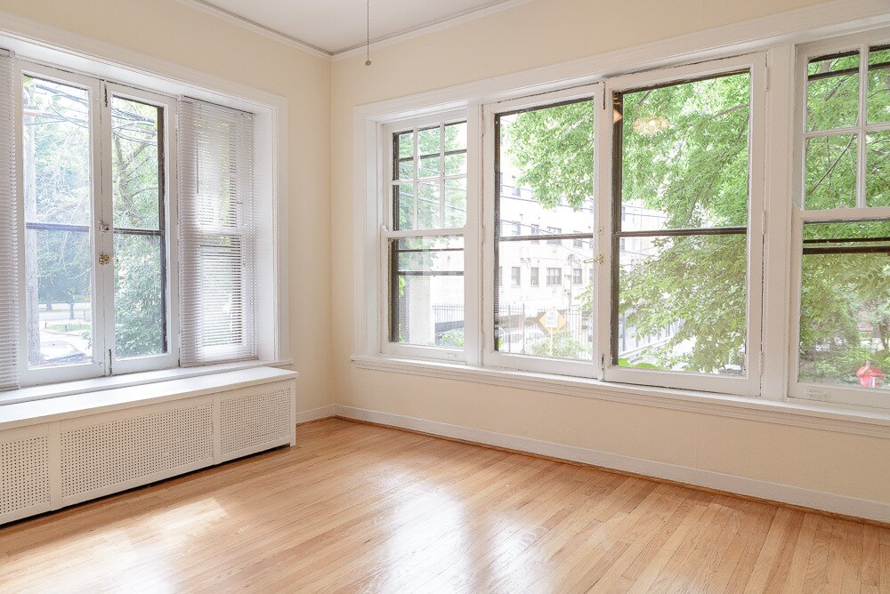 Living Room - 1020 W Ardmore Ave